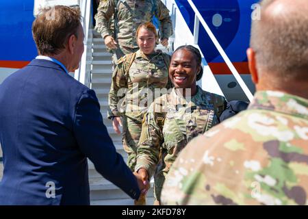 Ein Soldat der US-Armee, der der Area Support Medical Company 142., Connecticut Army National Guard, zugewiesen wurde, schüttelt die Hände und begrüßt den Gouverneur von Connecticut. NED Lamont in der Connecticut Army National Guard Army Aviation Support Facility in Windsor Locks, Connecticut, 8. September 2022. Die 142. ASMC war zuvor in den letzten neun Monaten in Polen zur Unterstützung der Operation Atlantic Resolve zur medizinischen Versorgung eingesetzt worden. Stockfoto