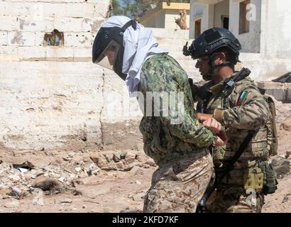 AQABA, Jordanien - das jordanische Team zur Bekämpfung des Seeterrorismus führt während der Übung Eager Lion am 8. September 2022 Operationen am Strand in Aqaba, Jordanien, durch. Übung Eager Lion gilt als das Schlussereignis der umfassenderen US-Militärbeziehungen mit den jordanischen Streitkräften, einem der stärksten und zuverlässigsten Partner des US Central Command in der Region, Vorreiterrolle für Sicherheit und Stabilität mit konventionellen und unkonventionellen Szenarien zur Aktivierung einer gemeinsamen Task Force. Die Übung unterstreicht das Engagement der Vereinigten Staaten gegenüber Partnern im Nahen Osten und der Joint Defence ag. Stockfoto