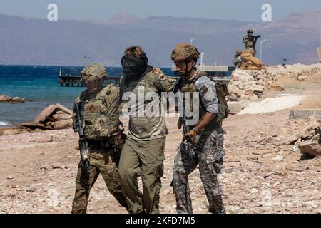 AQABA, Jordanien - das jordanische Team zur Bekämpfung des Seeterrorismus und die libanesischen Marine-Kommandos begleiten einen Häftling während der Operationen am Strand in Aqaba, Jordanien, während der Übung Eager Lion am 8. September 2022. Übung Eager Lion gilt als das Schlussereignis der umfassenderen US-Militärbeziehungen mit den jordanischen Streitkräften, einem der stärksten und zuverlässigsten Partner des US Central Command in der Region, Vorreiterrolle für Sicherheit und Stabilität mit konventionellen und unkonventionellen Szenarien zur Aktivierung einer gemeinsamen Task Force. Die Übung unterstreicht das Engagement der Vereinigten Staaten für die PA Stockfoto