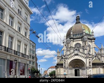 Die Königliche Kirche der Heiligen Maria unter blauem bewölktem Himmel in Schaerbeek, Belgien Stockfoto