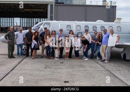 Leadership Craven Class of 2022 posiert für ein Gruppenfoto vor einem UC- 35D Citation Encore auf der Marine Corps Air Station Cherry Point, North Carolina, 8. September 2022. Dieses Jahresprogramm wird von der Handelskammer des Gebiets New Bern durchgeführt und vermittelt lokalen Führungskräften, Unternehmern und Fachleuten Kenntnisse über die wirtschaftlichen und sozialen Auswirkungen ihrer benachbarten Marine Corps-Installation. Stockfoto