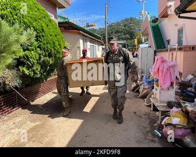 Marine und US-Marine der Republik Korea (ROK) räumen Trümmer bei Janggi-myeon, 8. September 2022. US-Marineinfanteristen und Matrosen arbeiten mit dem ROK Marine Corps zusammen, um nach dem Taifun Hinnamnor den Einwohnern von Pohang, Nord-Gyeongsang, Katastrophenhilfe zu leisten. Stockfoto