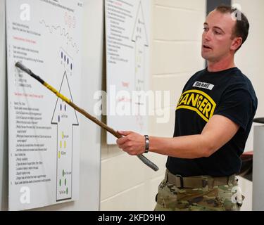 Personal Sgt. Johnny McKee, Instruktor für den Pre-Ranger Kurs, der dem Hauptquartier- und Hauptquartier-Bataillon, 4. Infanterie-Division, zugewiesen wurde, unterrichtet eine Klasse über „Reagieren auf Kontakt“ an einer Gruppe von Veteranen, die zuvor der K Company, 4. Inf. Div, 8. September 2022, in Fort Carson, Colorado. Diese Tour des Pre-Ranger Kurses war Teil eines K Company Reunion, das hier in Colorado Springs stattfand. Stockfoto