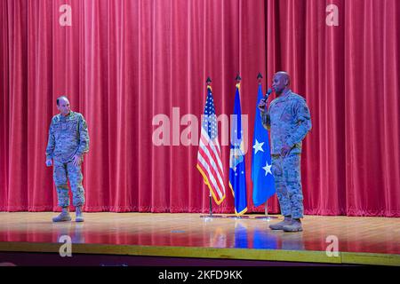 Das 16. Air Force-Kommandoteam besuchte zusammen mit dem 688. Cyberspace Wing die erste Eintauchen in die Einheit auf ihrer Schlachtfeld-Zirkulationstour am 8. September 2022 in der Joint Base San Antonio-Lackland, Texas. US Air Force LT. General Kevin Kennedy, 16. Luftwaffenkommandant und Chief Master der US Air Force Sgt. Kenneth Bruce, 16. Air Force Command Chief, eröffnete mit einem Frühstück mit Airmen, erhielt einen Cyberspace Wing Mission Brief von 688., besuchte alle lokalen Squadrons und hielt am Höhepunkt ihres Besuchs ein Wing-weites Town Hall Question and Answer Center ab. Das Kommandoteam hob den Cyberspac 688. hervor Stockfoto