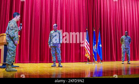 Das 16. Air Force-Kommandoteam besuchte zusammen mit dem 688. Cyberspace Wing die erste Eintauchen in die Einheit auf ihrer Schlachtfeld-Zirkulationstour am 8. September 2022 in der Joint Base San Antonio-Lackland, Texas. US Air Force LT. General Kevin Kennedy, 16. Kommandant der Luftwaffe und Chief Master der US Air Force Sgt. Kenneth Bruce, 16. Kommandochef der Luftwaffe, eröffnete mit Frühstück bei Airmen, erhielt einen Auftrag über die Mission im Cyberspace Wing von 688., Besuchte alle lokalen Squadrons und hielt ein Wing-weites Rathaus Frage-und-Antwort-Zentrum am Höhepunkt ihres Besuchs. Das Befehlsteam hat den Cyberspace 688. hervorgehoben Stockfoto