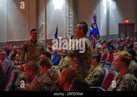 Das 16. Air Force-Kommandoteam besuchte zusammen mit dem 688. Cyberspace Wing die erste Eintauchen in die Einheit auf ihrer Schlachtfeld-Zirkulationstour am 8. September 2022 in der Joint Base San Antonio-Lackland, Texas. US Air Force LT. General Kevin Kennedy, 16. Kommandant der Luftwaffe und Chief Master der US Air Force Sgt., 16. Air Force Command Chief eröffnet mit Frühstück mit Airmen, erhielt eine Mission Brief 688. Cyberspace Wing, Besuchte alle lokalen Squadrons und hielt ein Wing-weites Rathaus Frage-und-Antwort-Zentrum am Höhepunkt ihres Besuchs. Das Kommandoteam hob den Cyberspace-Flügel von 688. als einen hervor Stockfoto