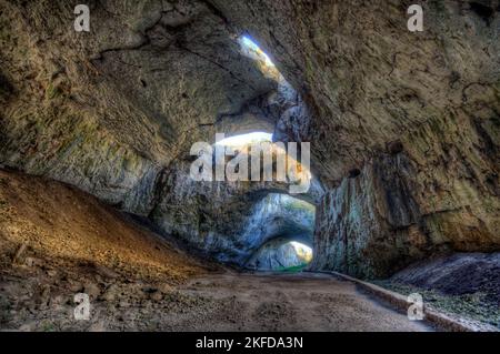 Das riesige Naturphänomen der Devetashka-Höhle, in der Nähe des Dorfes Devetaki Stockfoto