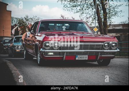 Ein roter Chevrolet Impala fährt während einer Kreuzfahrt in Schweden Stockfoto