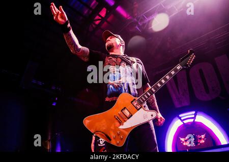 Mailand, Italien. 17.. November 2022. Michael Poulsen von der dänischen Rockband Volbeat tritt live im Alcatraz auf. Kredit: SOPA Images Limited/Alamy Live Nachrichten Stockfoto