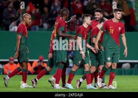 Lissabon. 17.. November 2022. Portugals Spieler feiern nach dem Tor während eines internationalen Freundschaftsspiels zwischen Portugal und Nigeria in Lissabon, Portugal, am 17. November 2022 Quelle: Pedro Fiuza/Xinhua/Alamy Live News Stockfoto