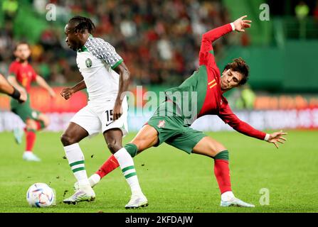 Lissabon. 17.. November 2022. Moses Simon (L) aus Nigeria lebt mit Joao Felix aus Portugal während eines internationalen Freundschaftsspiel zwischen Portugal und Nigeria in Lissabon, Portugal, am 17. November 2022 Quelle: Pedro Fiuza/Xinhua/Alamy Live News Stockfoto