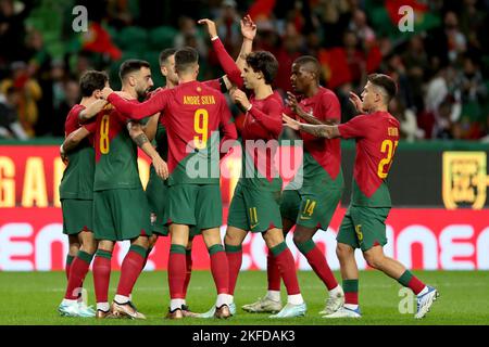 Lissabon. 17.. November 2022. Portugals Spieler feiern nach dem Tor während eines internationalen Freundschaftsspiels zwischen Portugal und Nigeria in Lissabon, Portugal, am 17. November 2022 Quelle: Pedro Fiuza/Xinhua/Alamy Live News Stockfoto