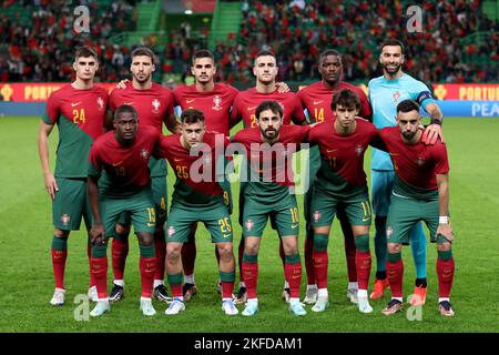 Lissabon. 17.. November 2022. Portugals Starter posieren für Fotos vor einem internationalen Freundschaftsspiel zwischen Portugal und Nigeria in Lissabon, Portugal, am 17. November 2022 Quelle: Pedro Fiuza/Xinhua/Alamy Live News Stockfoto