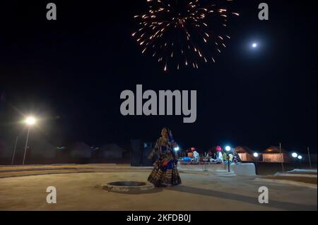 Thar Wüste, Rajasthan, Indien - Oktober 15. 2019 : Rajasthani weiblich, tanzen in kulturellen Kleid von Rajasthan, in der Nacht. Musiker spielen im Mondschein Stockfoto