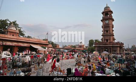 Jodhpur, Rajasthan, Indien - 20.10.2019 : geschäftige und verstopfte Ansicht des berühmten Sardar Market und Ghanta Ghar Uhrenturm in Jodhpur, Rajasthan, Indien. Stockfoto