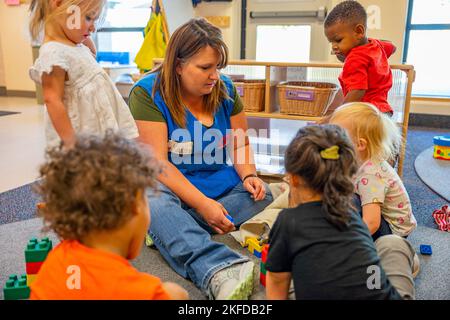 Eine Gruppe von Kindern aus dem Malmstrom Child Development Center spielt mit einem Arbeiter am 8. September 2022 auf dem Luftwaffenstützpunkt Malmstrom, Mont.Laut der CDC-Website ist das Kleinkinder-Programm für Kinder im Alter von zwei bis drei Jahren gedacht. Das Personal ist geschult, um Kinder durch die verschiedenen Phasen der Entwicklung zu führen, wenn sie körperlich, emotional und sozial bereit sind. Das CDC betreut Kinder aktiver militärischer und ziviler Angehörige des Verteidigungsministeriums/der Verteidigungsministeriums. Da im Bundesstaat Montana nur begrenzte Kinderbetreuungsmöglichkeiten zur Verfügung stehen, ist das CDC ein unverzichtbarer Service auf der AFB Malmstrom. Stockfoto