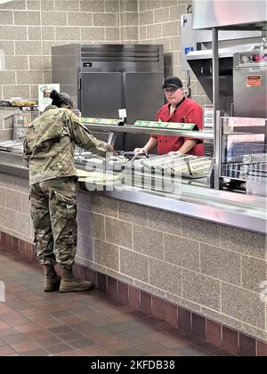 Der Betrieb im Restaurant/Warrior Restaurant in Gebäude 50 wird am 8. September 2022 in Fort McCoy, Wis., gezeigt. (Foto: Andy Pisney, Fort McCoy Logistics Readiness Center Food Management Program Office) Stockfoto