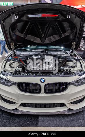 Ein Motorraum eines getunten BMW M3 Touring während DER WORLD of Cars Day1 Stockfoto