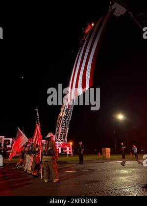 Die Feuerwehrleute von Fort Stewart bereiten sich darauf vor, Soldaten der Infanterie-Division 3. für einen Patriot Day Run in Fort Stewart, Georgia, am 9. September 2022 zu führen. Soldaten, Familienmitglieder, Veteranen, Zivilisten des Verteidigungsministeriums und Gäste nahmen an dem Lauf Teil. Stockfoto