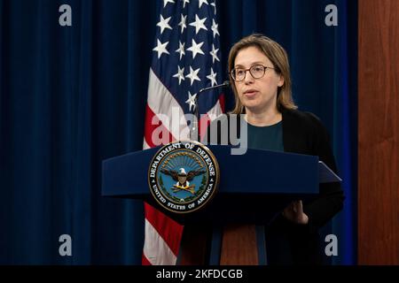 Bill Laplante, Unterstaatssekretär für Verteidigung und Nachhaltigkeit, und Sasha Baker, Stellvertreterin der Unterstaatssekretärin für Verteidigung und Politik, halten eine Pressekonferenz im Pentagon Press Briefing Room im Pentagon, Washington, D.C., am 9. September 2022. Stockfoto