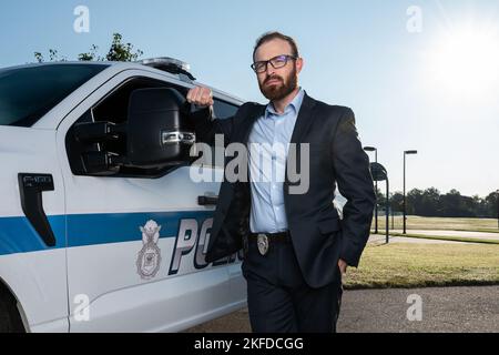 Justin Viens, 436. Security Forces Squadron Protective Services and Special Operations Officer, posiert für ein Foto auf der Dover Air Force Base, Delaware, 9. September 2022. Viens hat 19 Jahre lang bei der Strafverfolgung gearbeitet, während er Militär, Reserve und jetzt als Zivilist bei den 436. SFS tätig war. Stockfoto