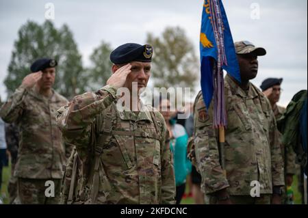 Oberst Robert Ford, Kommandant der Sicherheitsgruppe 90., grüßt während einer Zeremonie 9/11 am 9. September 2022 im Trophy Park auf F.E. Warren Air Force Base, Wyoming. Während der Zeremonie wurde die Nationalhymne mit Hähne gespielt, um 9/11 Opfer zu ehren. Stockfoto