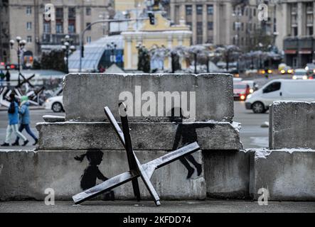 Kiew, Ukraine. 17.. November 2022. Graffiti des berühmten anonymen britischen Straßenkünstlers Banksy ist auf Betonblöcken auf dem Unabhängigkeitsplatz in Kiew vor dem Hintergrund der russischen Invasion in die Ukraine abgebildet. Russland marschierte am 24. Februar 2022 in die Ukraine ein und löste damit den größten militärischen Angriff in Europa seit dem Zweiten Weltkrieg aus Kredit: SOPA Images Limited/Alamy Live Nachrichten Stockfoto