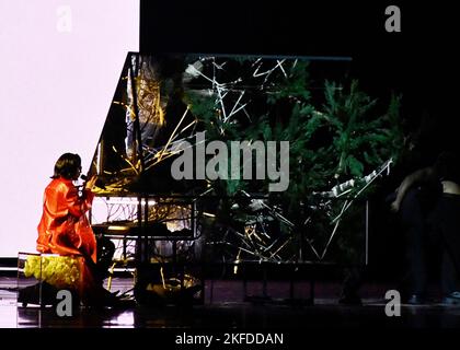 Las Vegas, Usa. 17.. November 2022. Rosalia tritt während der jährlichen Latin Grammy Awards 23. in der Michelob Ultra Arena im Mandalay Bay Resort and Casino in Las Vegas, Nevada, am Donnerstag, den 17. November 2022, auf der Bühne auf. Foto von Jim Ruymen/UPI Credit: UPI/Alamy Live News Stockfoto