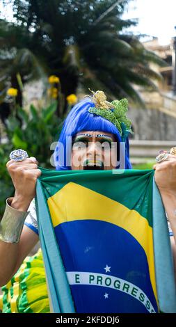 Dragqueen in ihrem grünen und gelben Outfit und Make-up jubelte während der WM Stockfoto