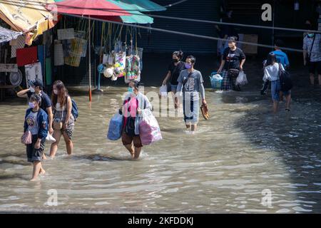 SAMUT PRAKAN, THAILAND, OCT 29 2022, Kaufleute laufen durch die überflutete Straße Stockfoto