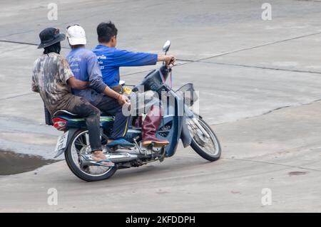 SAMUT PRAKAN, THAILAND, SEP 26 2022, Ein Trio von Bauarbeitern fährt von der Arbeit nach Hause Stockfoto