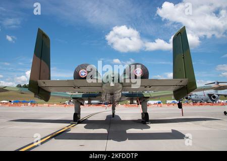 Eine US Air Force A-10C Thunderbolt II sitzt während der Smoky Mountain Air Show 2022 am 10. September 2022 auf der McGhee Tyson Air National Guard Base, Tennessee, auf der Fluglinie. Die zweitägige jährliche Veranstaltung bot der lokalen Gemeinde eine seltene Gelegenheit, moderne und historische Flugzeuge aus der Nähe zu sehen und Militärmitglieder zu treffen. Stockfoto