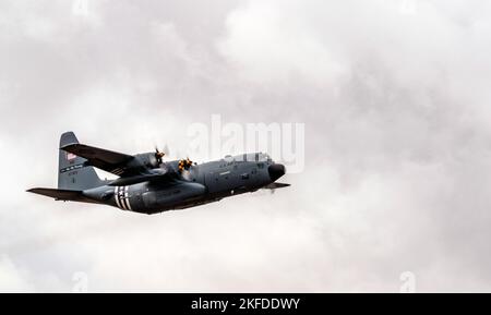 Ein C-130 Hercules-Flugzeug, das dem 120. Airlift Wing zugewiesen wurde, hebt vom 9. September 2022 von der Montana Air National Guard Base, Great Falls, Montana, ab. Die Lackierung „Heritage“ steht für 75 Jahre Luftfahrtgeschichte in Montana und ist der Vergangenheit, der Gegenwart und den zukünftigen Mitgliedern der MTANG gewidmet Stockfoto