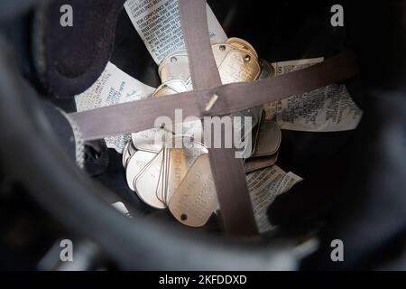 Hundeanhänger sitzen in einem Feuerwehrhelm während der Turmfahrt 9/11 auf dem Yokota Air Base, Japan, am 9. September 2022. Der Tower Run Wettbewerb ist ein zeitlich festgelegtes Ereignis mit vier Mannschaften oder Einzelpersonen. Jedes Teammitglied klettert neun Treppen hoch, während es ein in sich geschlossenes Luftpaket des Atemgeräts trägt. Die Mitglieder gehen nacheinander, rotieren ab und zu, bis jedes Mitglied die Treppe dreimal erklommen und hinabgestiegen ist. Am Ende kletterte jedes Team insgesamt 110 Stockwerke, was der Treppe entspricht, die von Ersthelfern im World Trade Center 9/11 geklettert wurde. Stockfoto