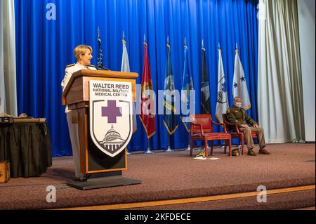 Hinterer Adm. Anne M. Swap, Marktdirektorin der National Capital Region (NCR) und Beamter, teilt die Bemerkungen während einer Ruhestandszeremonie für Army Brig mit. General Jack M. Davis. Davis scheidet nach 40 Jahren Militärdienst während einer Ruhestandsfeier im Memorial Auditorium des Krankenhauses am 9. September von seiner letzten Dienstreise, dem WRNMMC, als Krankenhausdirektor aus. (DOD-Foto von Harvey A. Duze, Office of Command Communications – WRNMMC) Stockfoto