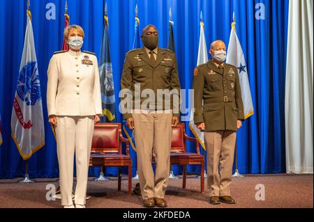 Hinterer Adm. Anne M. Swap, National Capital Region (NCR) Market Director (links), LT. General R. Scott Dingle, Chirurg General und Kommandant General des U.S. Army Medical Command (Mitte) und Army Brig. General Jack M. Davis (rechts) steht bei der Lesung der Auszeichnung zur Aufmerksamkeit. Davis scheidet nach 40 Jahren Militärdienst während einer Ruhestandsfeier im Memorial Auditorium des Krankenhauses am 9. September von seiner letzten Dienstreise, dem WRNMMC, als Krankenhausdirektor aus. (DOD-Foto von Harvey A. Duze, Office of Command Communications – WRNMMC) Stockfoto