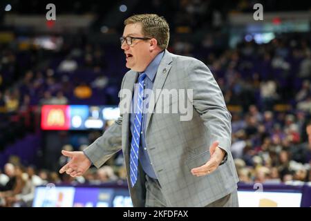 Baton Rouge, LA, USA. 17.. November 2022. UNO-Cheftrainer Mark Slessinger ermutigt seine Spieler während der NCAA Basketball-Aktion zwischen den Privateer der University of New Orleans und den LSU Tigers im Pete Maravich Assembly Center in Baton Rouge, LA. Jonathan Mailhes/CSM/Alamy Live News Stockfoto