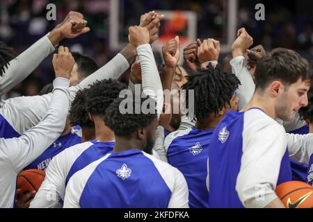 Baton Rouge, LA, USA. 17.. November 2022. Das UNO-Basketballteam bricht vor der NCAA-Basketball-Aktion zwischen den Privateer der Universität von New Orleans und den LSU Tigers im Pete Maravich Assembly Center in Baton Rouge, LA. Jonathan Mailhes/CSM/Alamy Live News Stockfoto