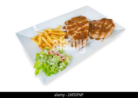 Stempelschnitt von Schweinefleisch Steak mit französisch in weißen Teller auf weiß isoliert gebraten. Stockfoto