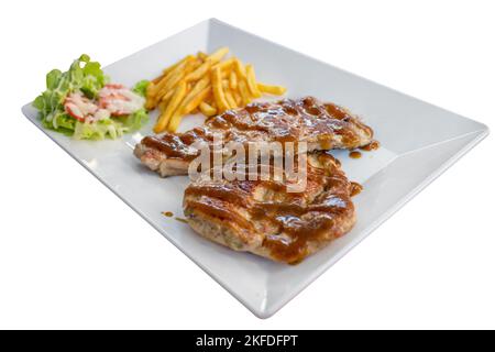 Stempelschnitt von Schweinefleisch Steak mit französisch in weißen Teller auf weiß isoliert gebraten. Stockfoto