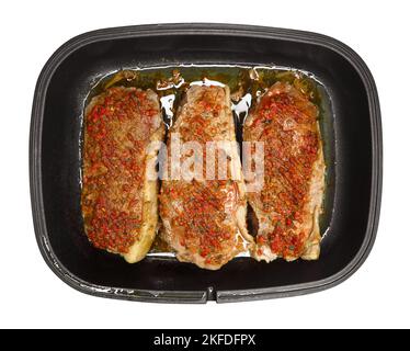 Gebratene Rindersteaks in einer Pfanne. Isoliert auf Weiß. Beschneidungspfad enthalten. Stockfoto