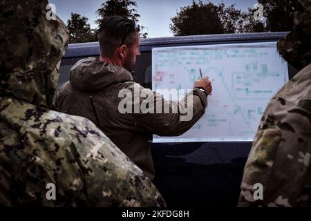 Joint Terminal Attack Controller (JTAC) aus Deutschland und den USA koordinieren Close Air Support (CAS) mit tschechischen Aero L-159 ALCA Flugzeugen während eines Live-Feuerbereichs für die Übung Ample Strike 22 in Tschechien, 9. September 2022. Bei der Übung handelt es sich um eine reguläre JTAC-geführte Übung der Tschechischen Republik, die sich auf fortgeschrittene Luft- und Landschulungen, die Stärkung der Fähigkeiten der US- und NATO-Alliierten und die Verteidigung gegen Gegner im Europäischen Theater konzentriert. Stockfoto