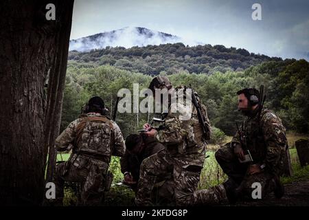 Joint Terminal Attack Controller (JTAC) aus Deutschland und den USA koordinieren Close Air Support (CAS) mit einem tschechischen Aero L-159 ALCA-Flugzeug während eines Live-Feuerbereichs für die Übung Ample Strike 22 in Tschechien, 9. September 2022. Bei der Übung handelt es sich um eine reguläre JTAC-geführte Übung der Tschechischen Republik, die sich auf fortgeschrittene Luft- und Landschulungen, die Stärkung der Fähigkeiten der US- und NATO-Alliierten und die Verteidigung gegen Gegner im Europäischen Theater konzentriert. Stockfoto