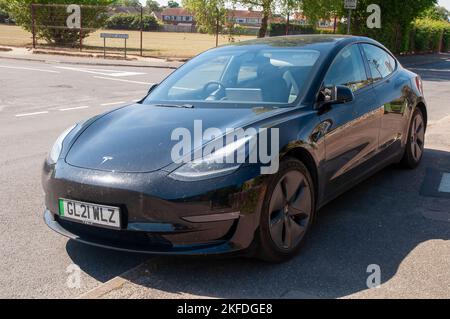 Ein Black Tesla EV Car parkte auf der Straße Stockfoto