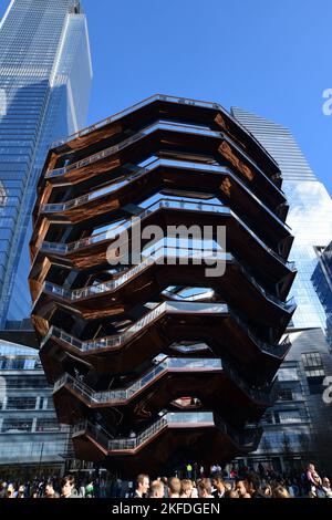 Eine vertikale Aufnahme der Hudson Yards-Schiffsskulptur in New York mit Menschen im Vordergrund Stockfoto