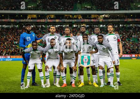 Lissabon, Portugal. 17.. November 2022. Die nigeranische Startmannschaft posiert während des Freundschaftsspiel zwischen Portugal und Nigeria im Jose Alvalade Stadion vor der Qatar Weltmeisterschaft 2022. (Endnote: Portugal 4 - 0 Nigeria) (Foto: Henrique Casinhas/SOPA Images/Sipa USA) Quelle: SIPA USA/Alamy Live News Stockfoto