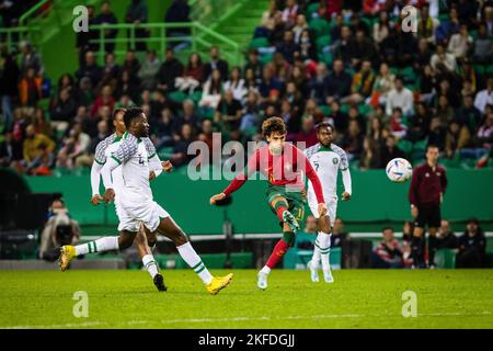 Lissabon, Portugal. 17.. November 2022. Joao Felix aus Portugal (C) beim Freundschaftsspiel zwischen Portugal und Nigeria im Jose Alvalade-Stadion vor der Weltmeisterschaft 2022 in Katar in Aktion gesehen.(Endstand: Portugal 4 - 0 Nigeria) (Foto von Henrique Casinhas/SOPA Images/Sipa USA) Kredit: SIPA USA/Alamy Live News Stockfoto