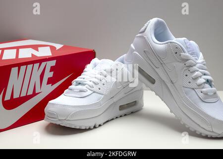 Eine Nahaufnahme von dreifach weißen Nike Air Max 90 Sneakern. Stockfoto