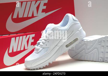 Eine Nahaufnahme von dreifach weißen Nike Air Max 90 Sneakern. Stockfoto