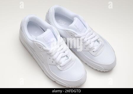 Eine Nahaufnahme von dreifach weißen Nike Air Max 90 Sneakern. Stockfoto